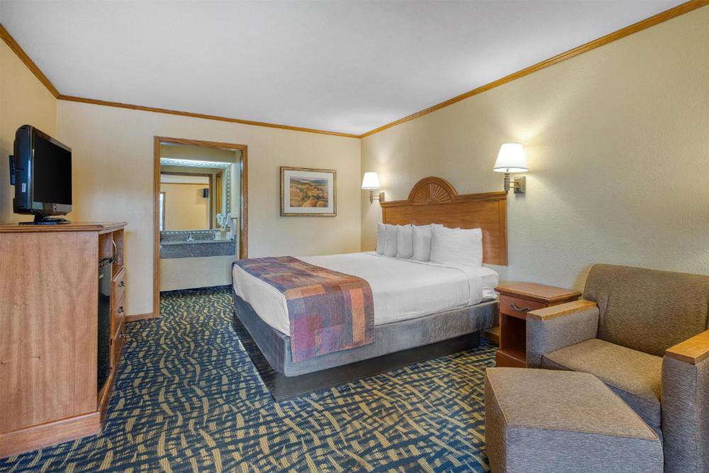 King Room - Non-Smoking interior